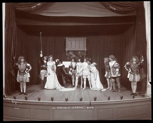 Uma cena de uma produção amadora de The Taming of the Shrew apresentada no Barnard College, em Nova York (impressão em gelatina de prata)